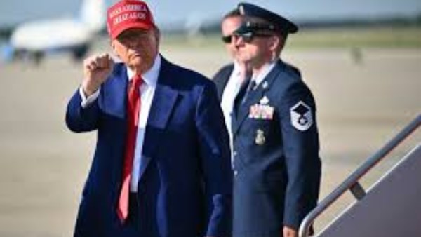 ترامب يمنح سلطات الهجرة تفويضا كاملا للرد على هجمات الرشق بالحجارة