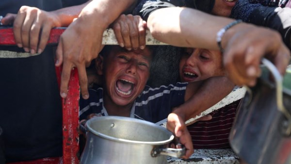 إمام المسجد النبوي: الجوع في غزة سلّ سيفه على رقاب وهنت من الألم وجفت حلوقها من الظمأ