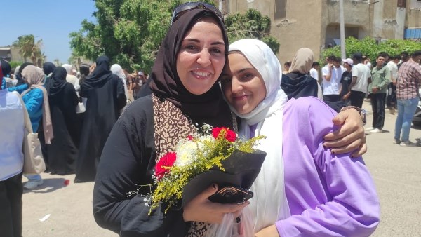 بالدف والفوم والورود.. احتفال طلاب الثانوية العامة بنهاية الامتحانات