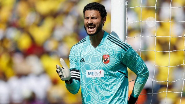 مصدر بالأهلي يكشف حقيقة طلب محمد الشناوي الرحيل عن الفريق