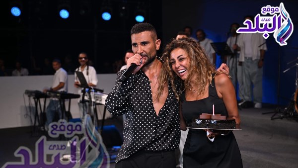 أحمد سعد يحتفل بعيد ميلاد زوجته علياء بسيوني في مكان خطبتهما بالساحل | شاهد