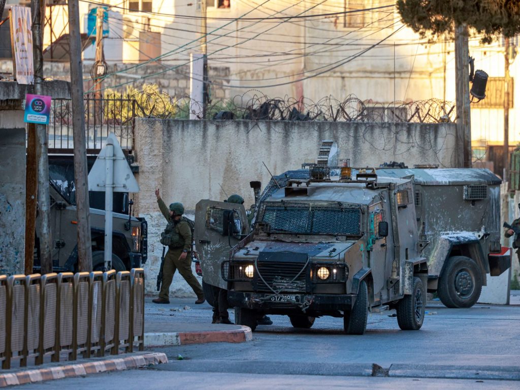 شهيد في نابلس متأثرا بجراحه والاحتلال يعتقل 30 فلسطينيا بالضفة