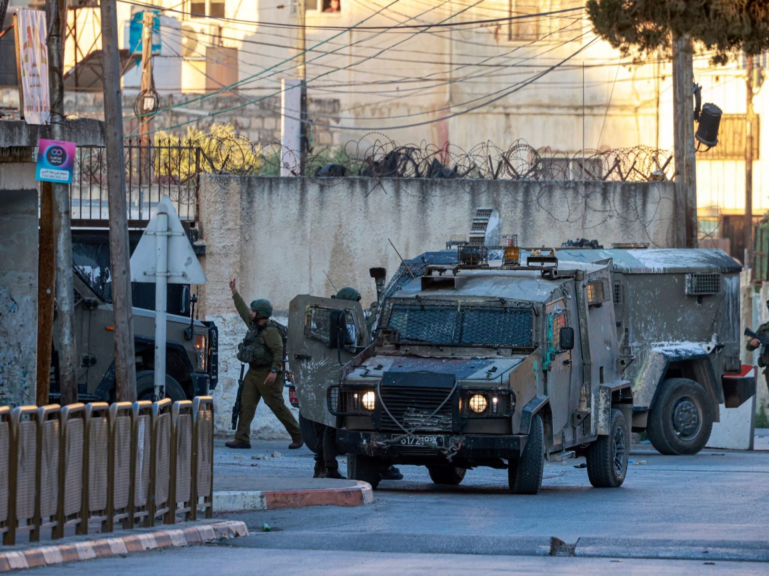 شهيد في نابلس متأثرا بجراحه والاحتلال يعتقل 30 فلسطينيا بالضفة