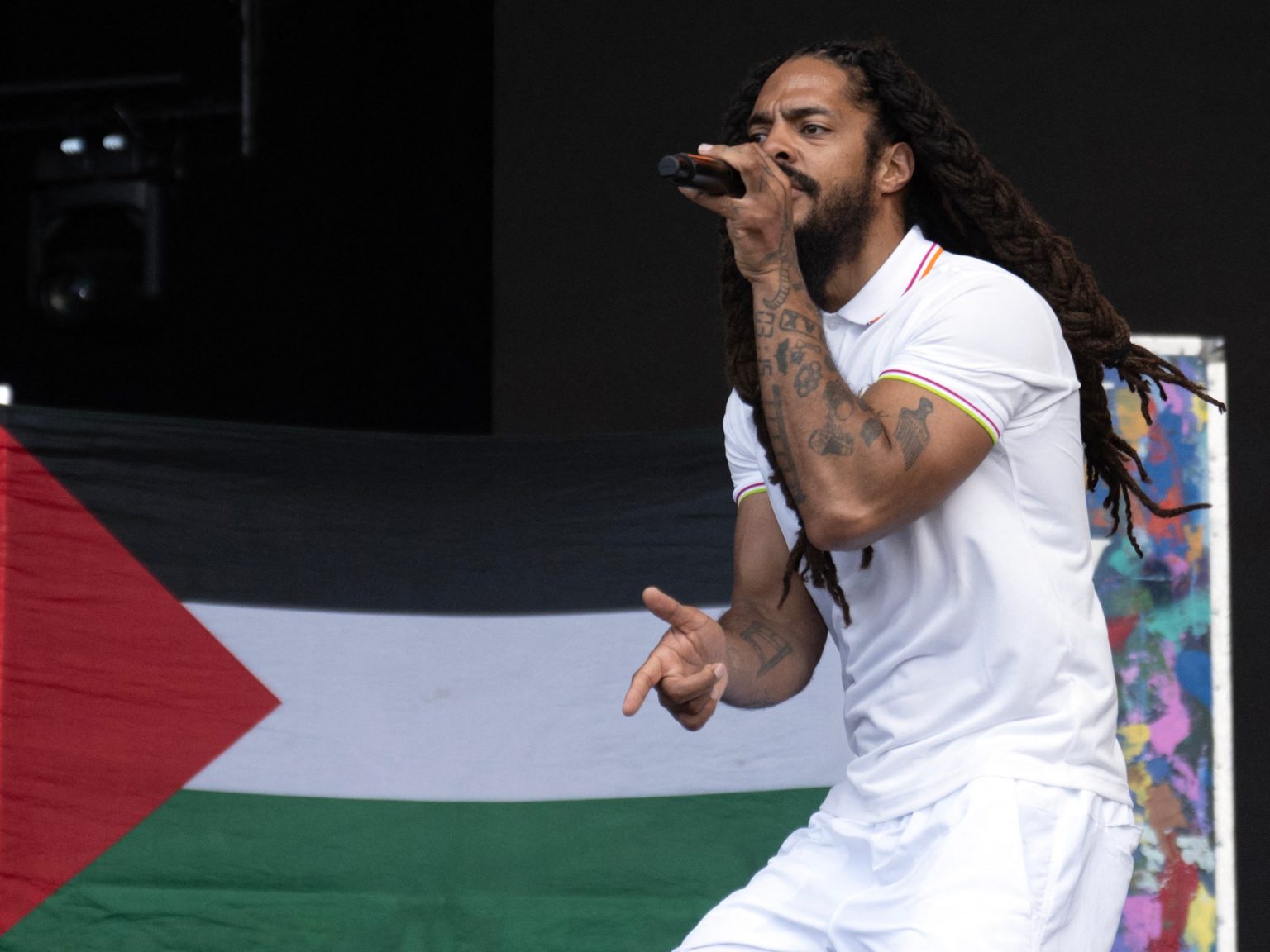 بريطانيا تحقق وأميركا تلغي تأشيرتي ثنائي “بوب فيلان” بعد هتافات مؤيدة لفلسطين