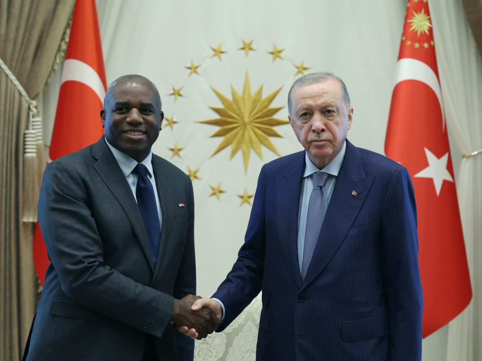 وزير الخارجية البريطاني يزور تركيا لأول مرة ويلتقي أردوغان