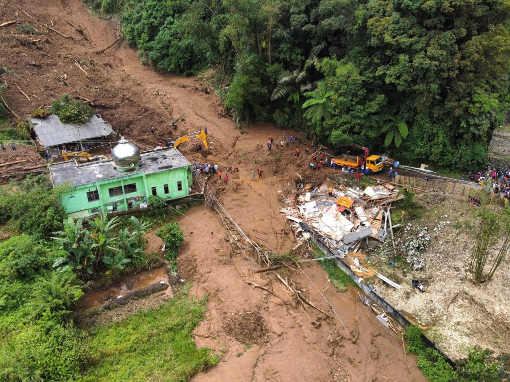 فيضانات عنيفة تضرب ماتارام الإندونيسية وتتسبب في نزوح المئات