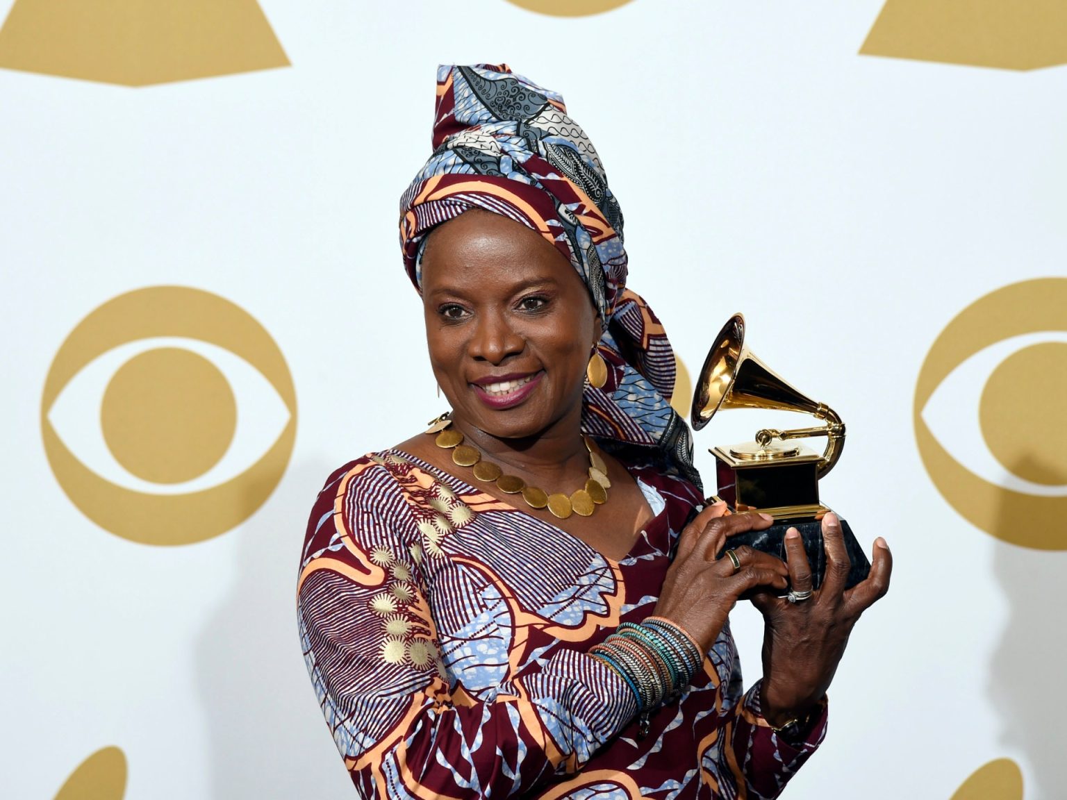 أنجيليك كيدجو أول فنانة أفريقية تكرم في ممشى المشاهير بهوليود