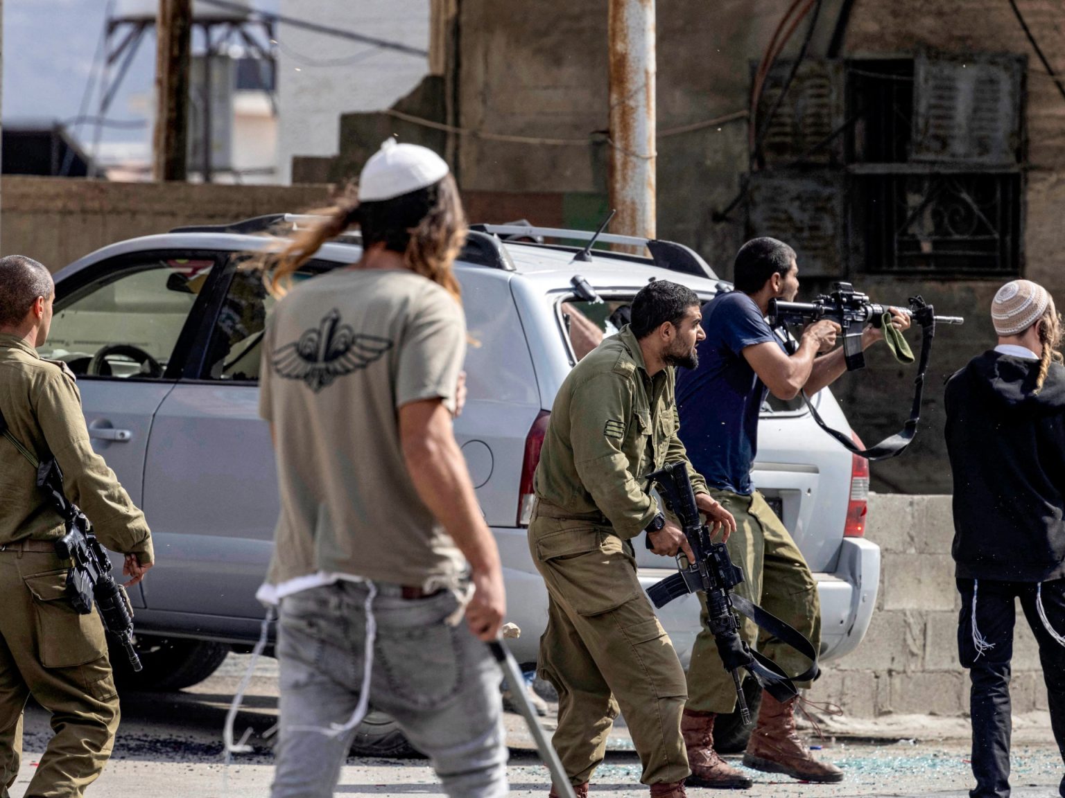 المستوطنون يكثّفون انتهاكاتهم بالضفة وشهيد ثانٍ في رام الله