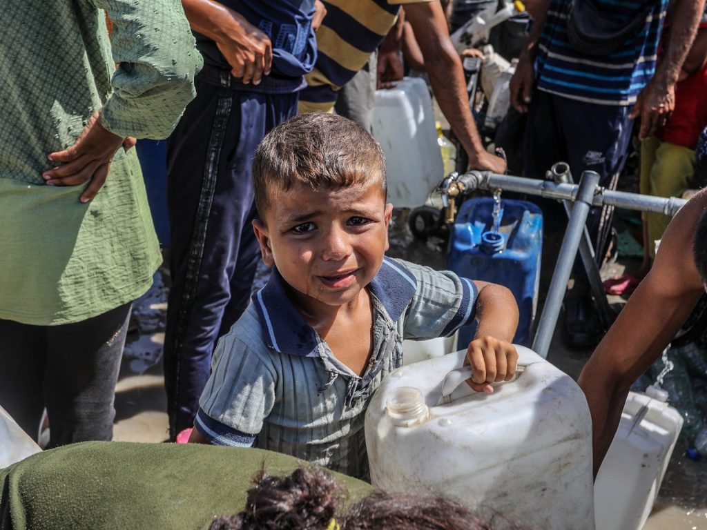 الأونروا تحذر من “عواقب صحية” إثر نقص الماء واكتظاظ الملاجئ بغزة | أخبار