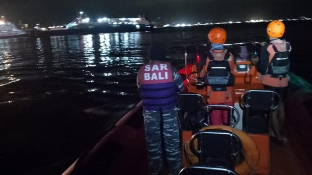4 قتلى و38 مفقودا في غرق عبارة قبالة جزيرة بالي الإندونيسية
