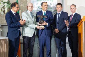 رئيس وزراء قطر يتسلّم جائزة “تيبيراري للسلام” في أيرلندا