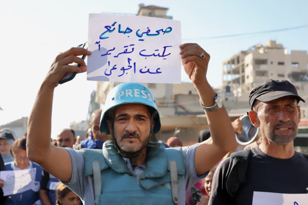 وكالة الصحافة الفرنسية تخشى وفاة مراسليها في غزة جوعا