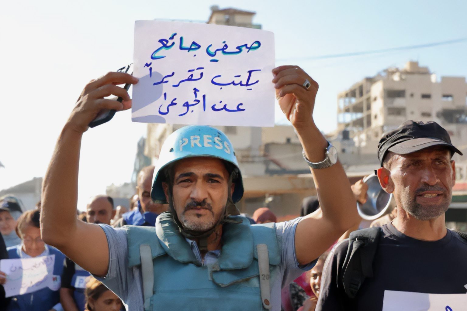 وكالة الصحافة الفرنسية تخشى وفاة مراسليها في غزة جوعا