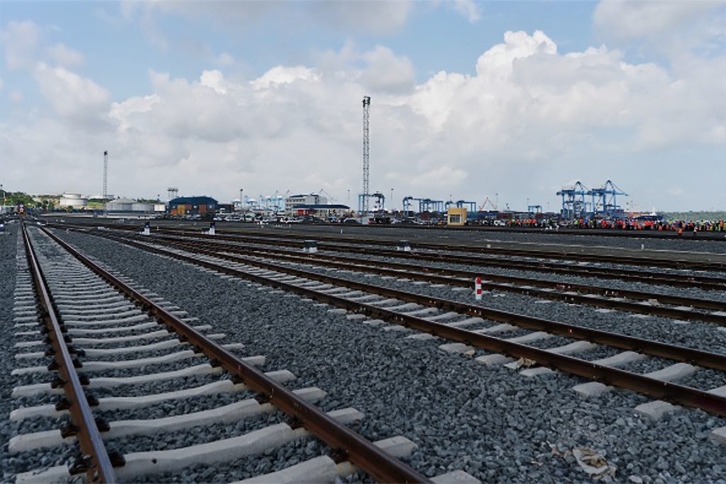 ليبيريا توقّع اتفاقا بقيمة 1.8 مليار دولار لتأهيل خط قطار لنقل خام الحديد