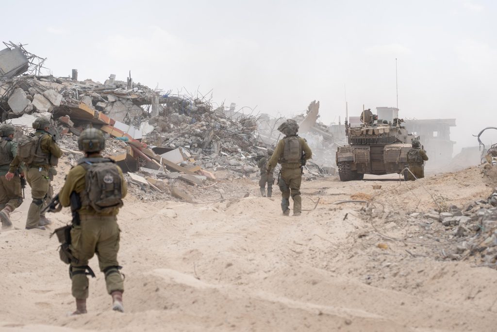 مغردون يتهمون إسرائيل بسرقة ركام المنازل من غزة