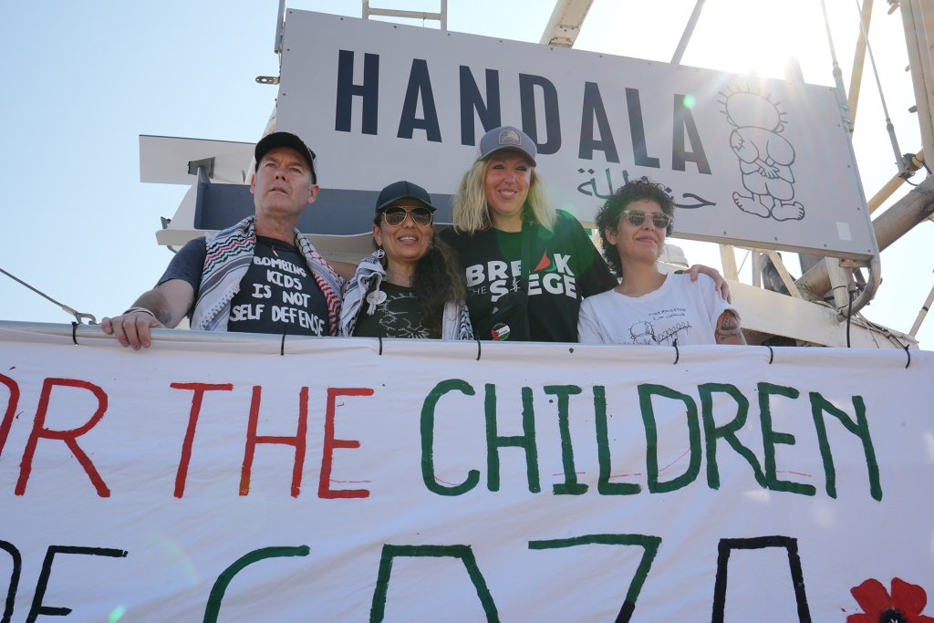 من “حنظلة” إلى العالم.. الناشط روبرت مارتن: حين تسكت الحكومات يبحر الناشطون | أخبار