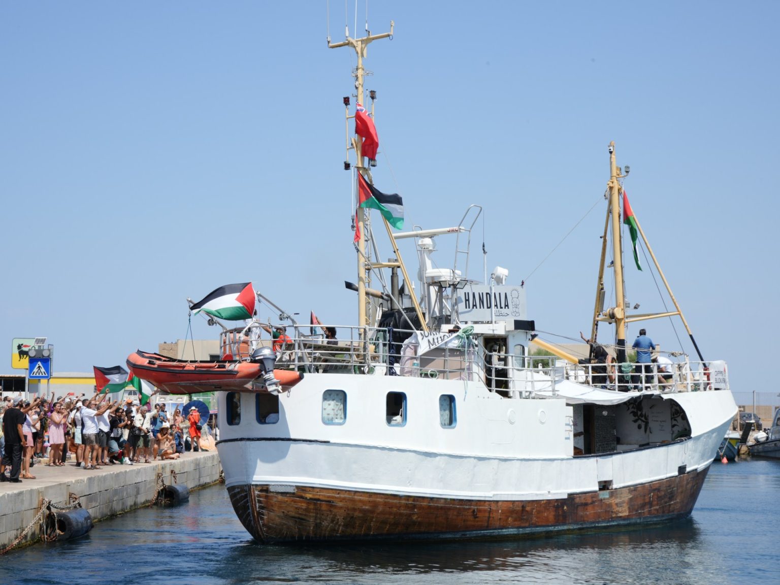 ناشطو “حنظلة” يضربون عن الطعام ويرفضون التوقيع للإفراج عنهم | أخبار