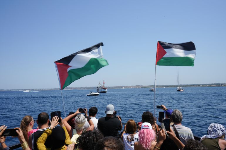 سفينة حنظلة تصل المياه الدولية رغم المعيقات وهي في طريقها نحو غزة