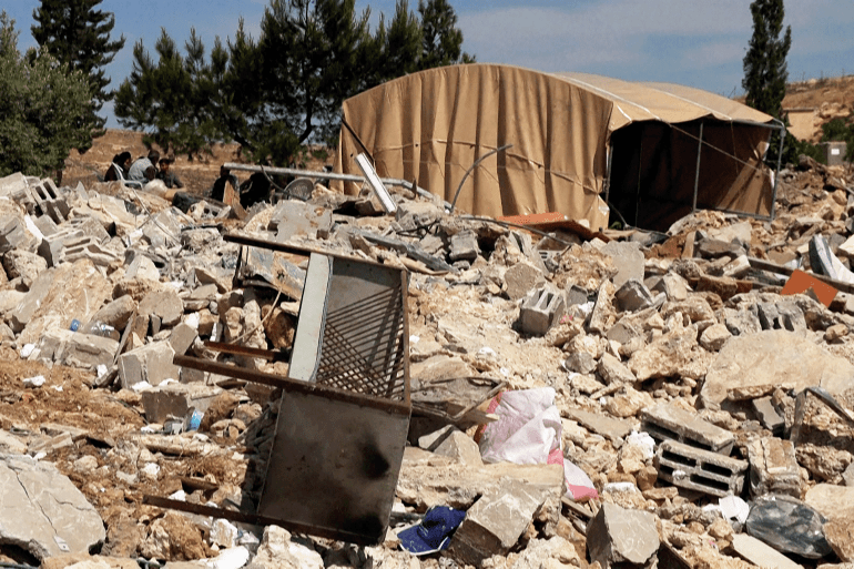 في جنوب الضفة الغربية فلسطينيون يتمسّكون بالبقاء رغم العنف وهدم منازلهم ينحني الفلسطيني هيئم دبابسة لجمع أكوام حجارة منزله الذي هدمته جرافات الجيش الإسرائيلي في قريته خلة الضبع في مسافر يطا في جنوب الضفة الغربية المحتلة، ليفسح المجال أمام إقامة خيمة تأويه.