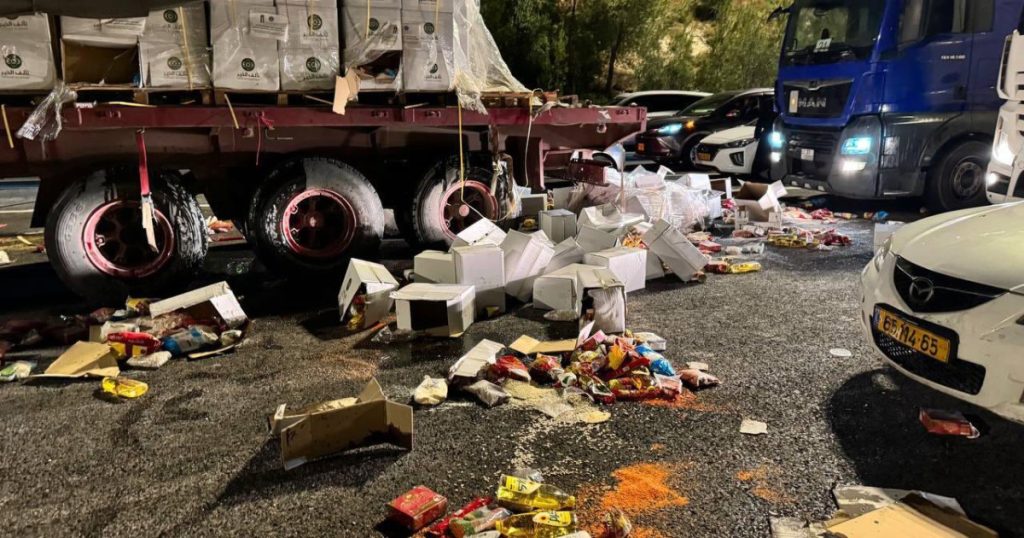 مستوطنون إسرائيليون يعترضون شاحنات مساعدات من الأردن لغزة