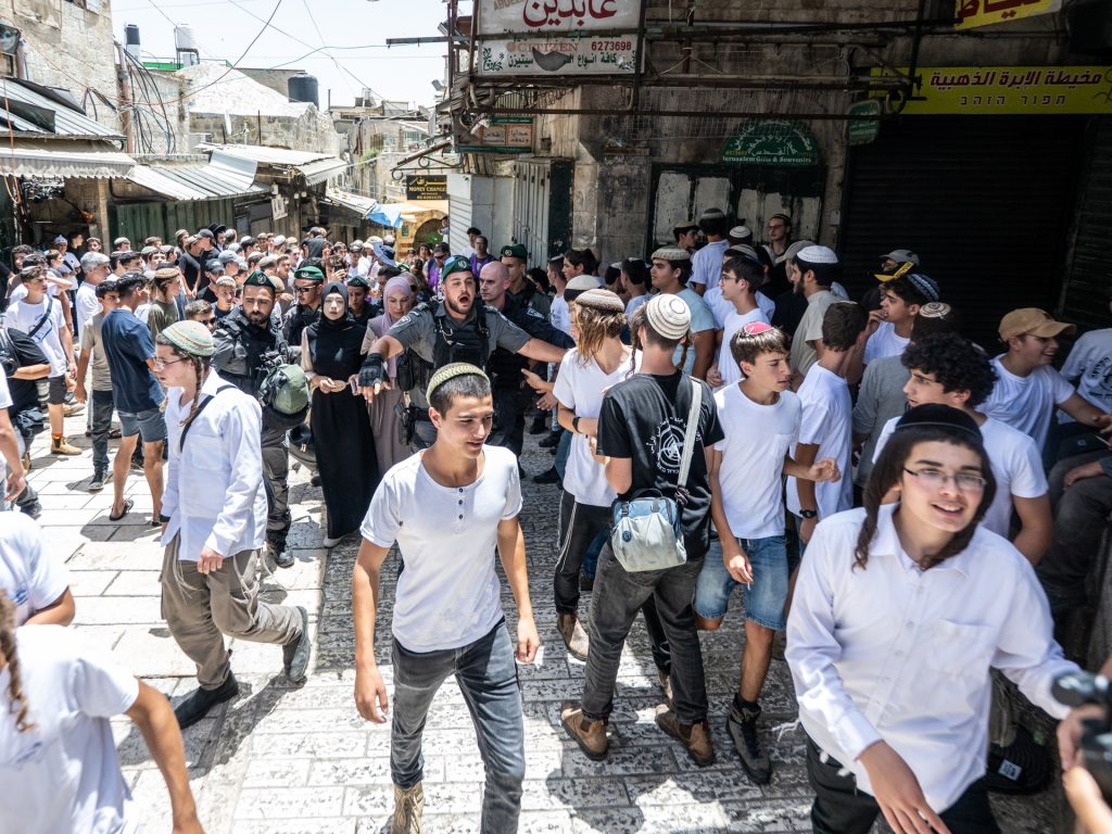 مستوطنون يقتحمون الأقصى والاحتلال يحرق منازل بمخيم نور شمس