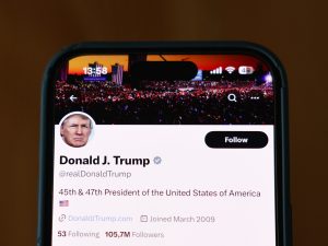 “تروث سوشيال” مرآة لتقلبات ترامب منذ عودته إلى البيت الأبيض | أخبار