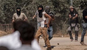 مستوطنون يقيمون بؤرة بالخليل ويعتدون على فلسطينيين برام الله