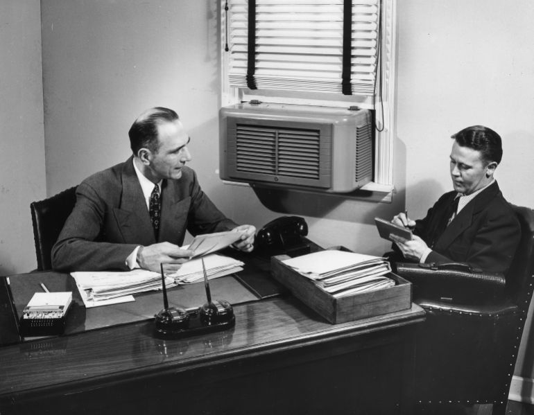 يتم تثبيت مكيف الهواء في نافذة أوف