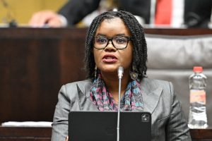 رامافوزا يُقيل وزيرة التعليم بعد اتهامات بتعيينات حزبية وتضليل البرلمان