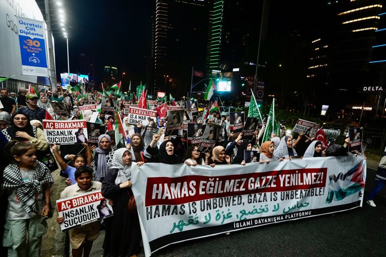 نظمت منصة التضامن الإسلامي في إسطنبول مسيرة احتجاجية ضد الإبادة الجماعية وسياسة التجويع التي تمارسها إسرائيل بحق الفلسطينيين بقطاع غزة.