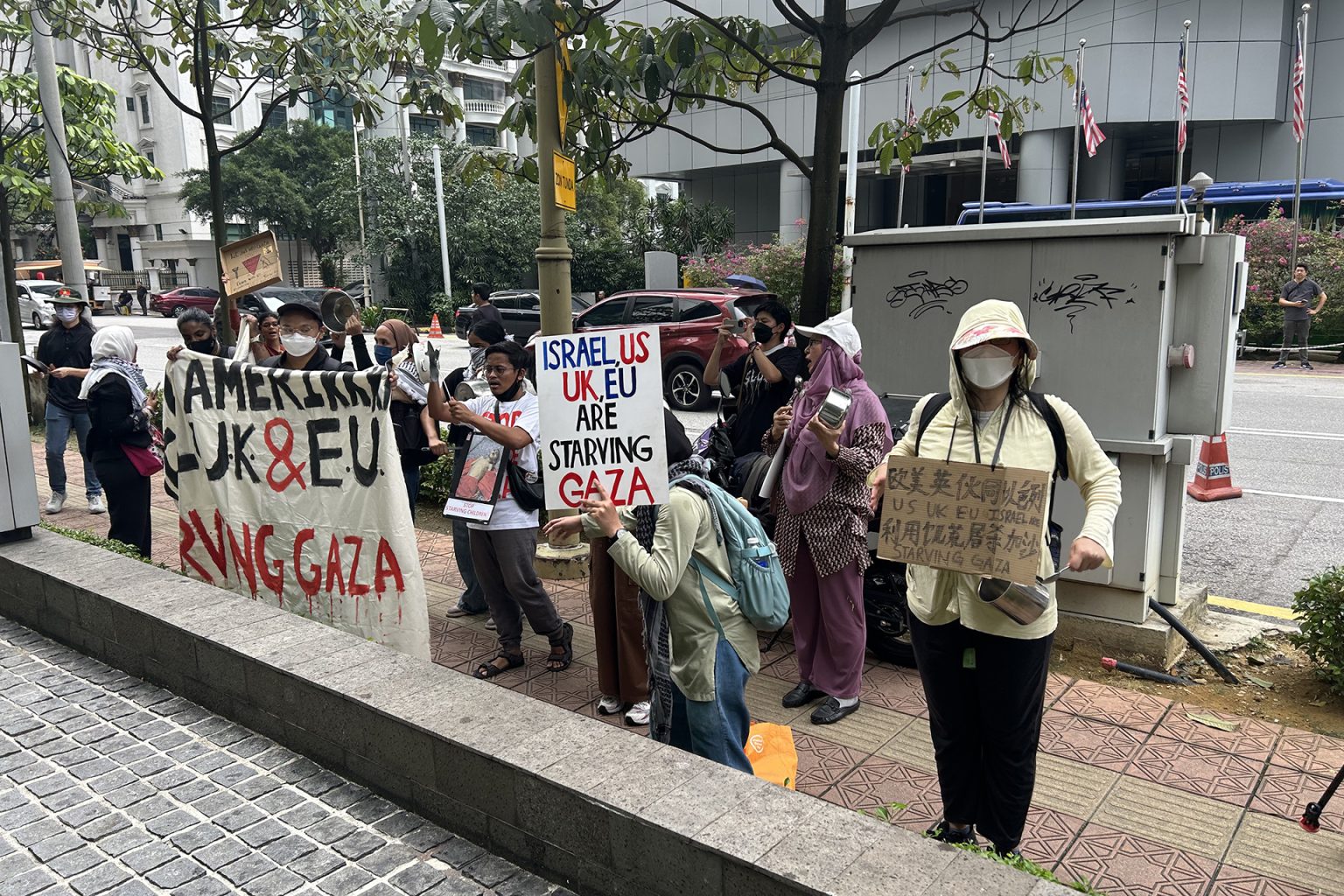 نشطاء يتظاهرون أمام سفارتي واشنطن ولندن بماليزيا رفضا للحرب على غزة