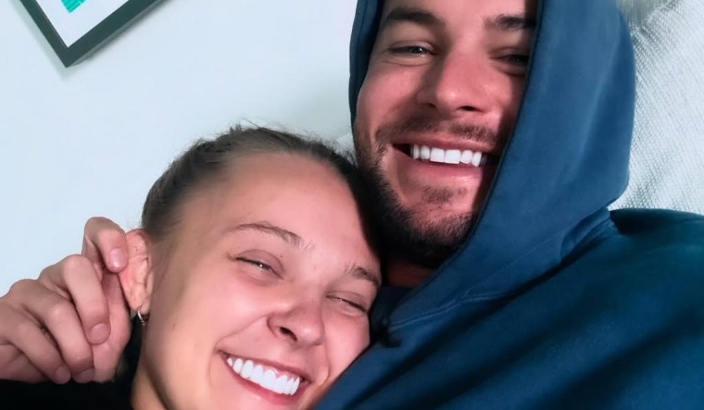 لماذا صرخت Jojo Siwa عندما علق صديقها كريس هيوز على شعريها