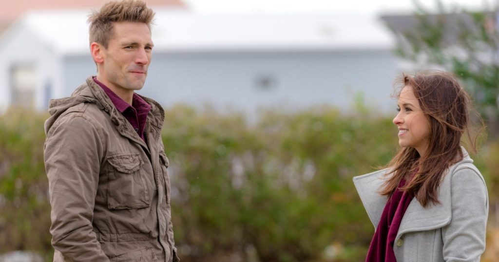 يتعاون لاسي شابيرت وأندرو ووكر لفيلم عطلة هولمارك الجديد: التفاصيل