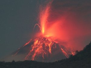 شاهد.. ثوران بركان ليووتوبي لاكي-لاكي في إندونيسيا