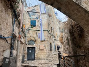 بقوة السلاح.. مستوطنون يستولون على منزل قرب الأقصى