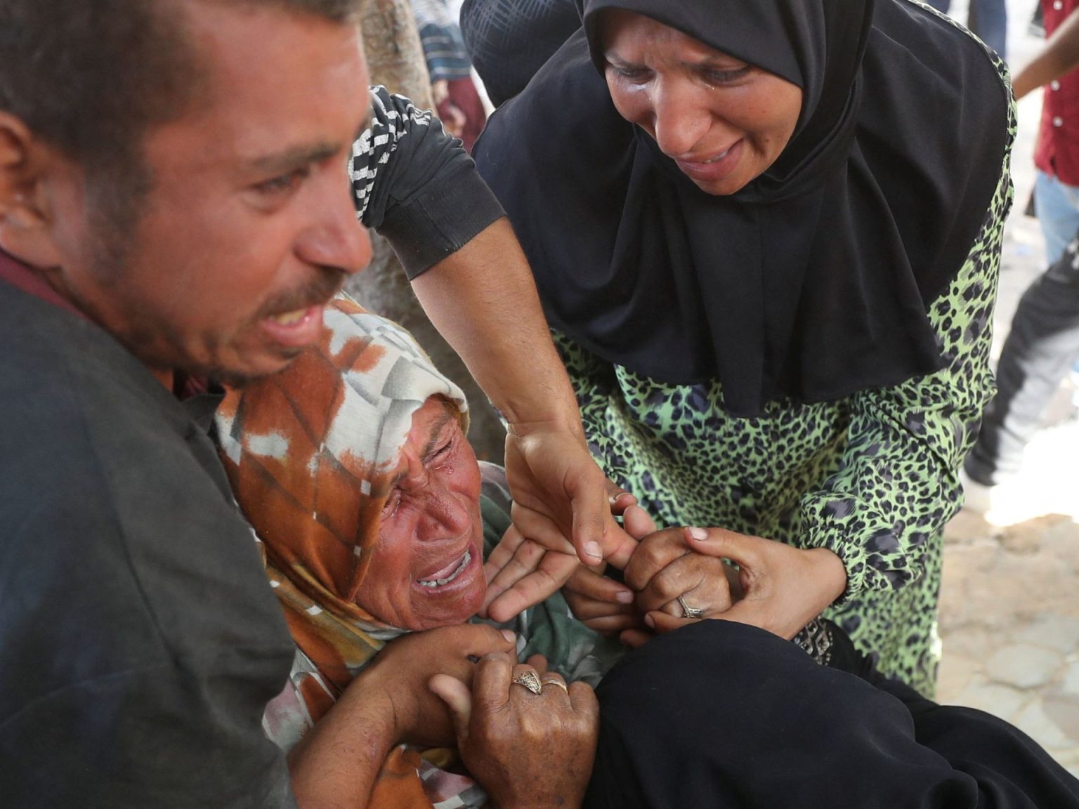 41 شهيدا بغزة والاحتلال يواصل استهداف المجوّعين