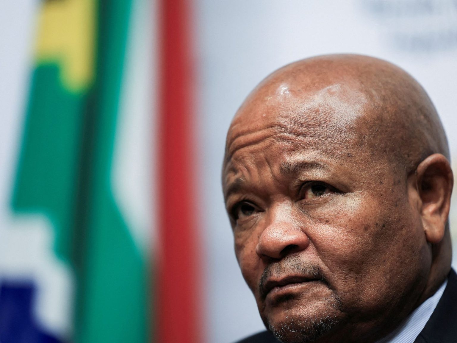 رامافوزا يعلق عمل وزير الشرطة وسط اتهامات فساد