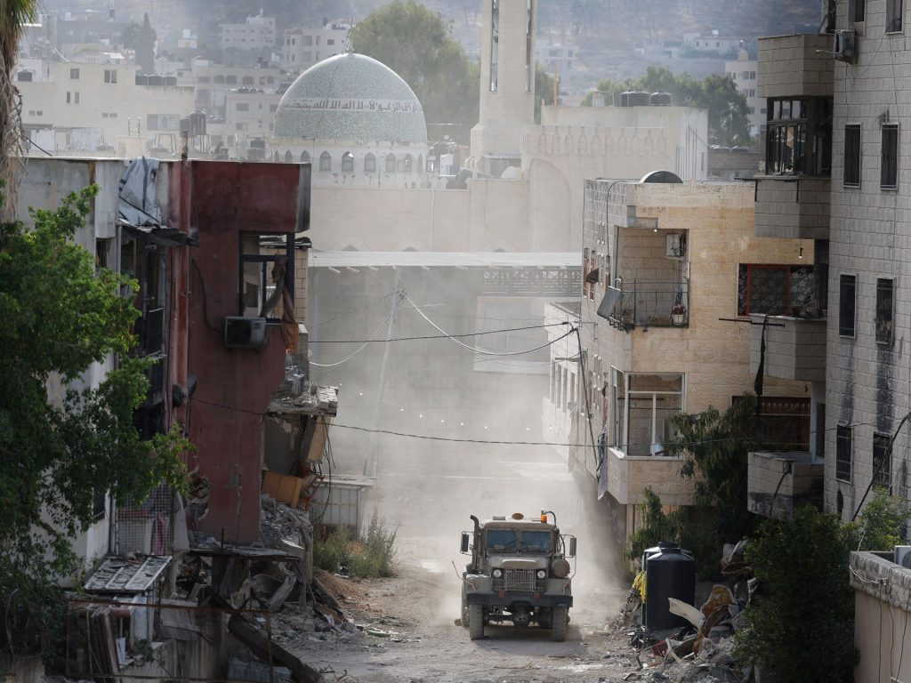 الاحتلال يفجر منازل عائلات شهداء بطوباس ويشن حملة اعتقالات بالضفة