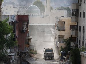 الاحتلال يفجر منازل عائلات شهداء بطوباس ويشن حملة اعتقالات بالضفة