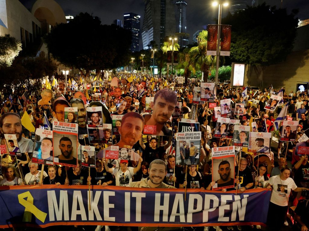 ضرب وعنف في مظاهرة لإسرائيليين تطالب بإعادة الأسرى