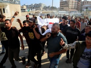 شهداء بغزة والاحتلال يواصل استهداف المجوعين