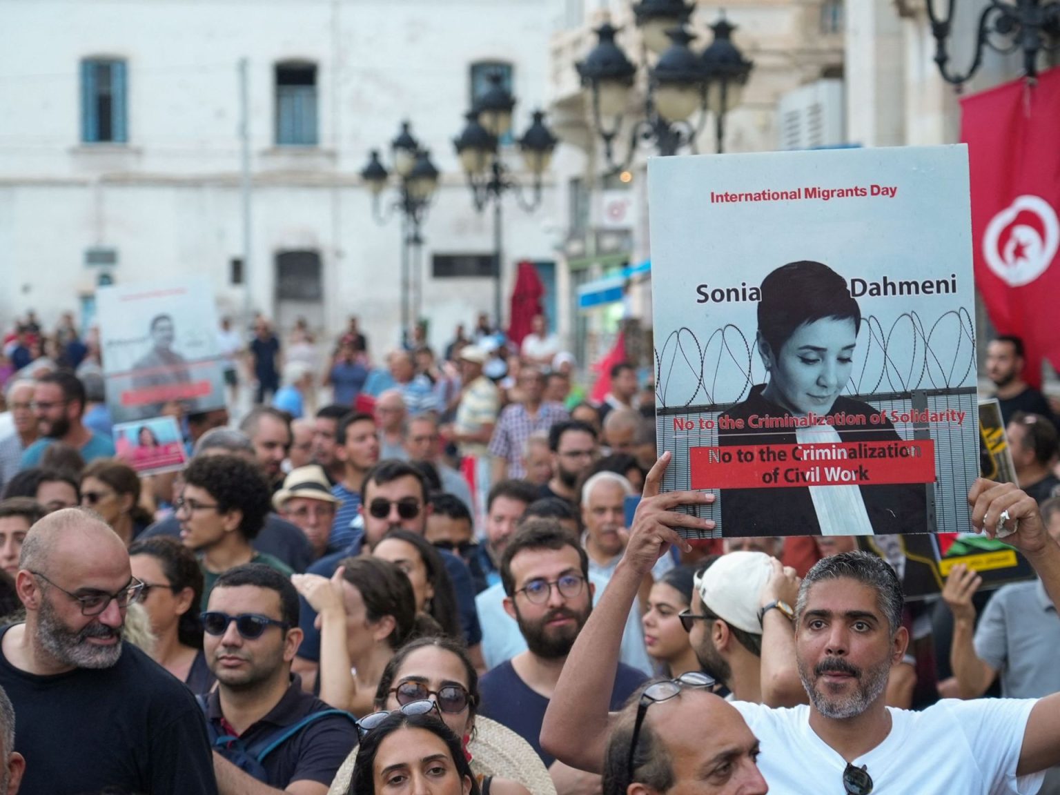 سيناتور أميركي: احتجاجات تونس تظهر أن سعيد فقد شرعيته