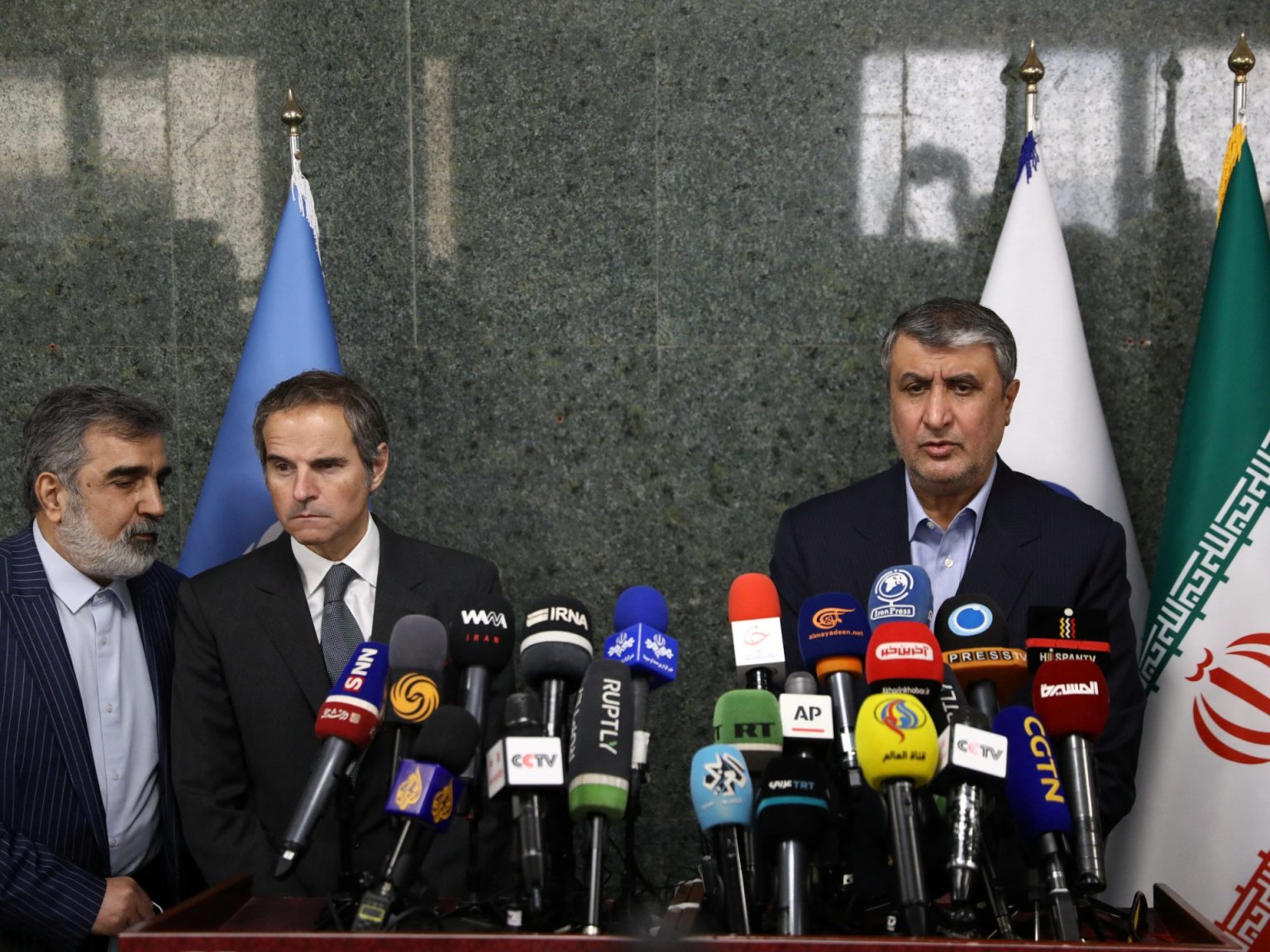 الوكالة الدولية للطاقة الذرية تسحب مفتشيها من إيران