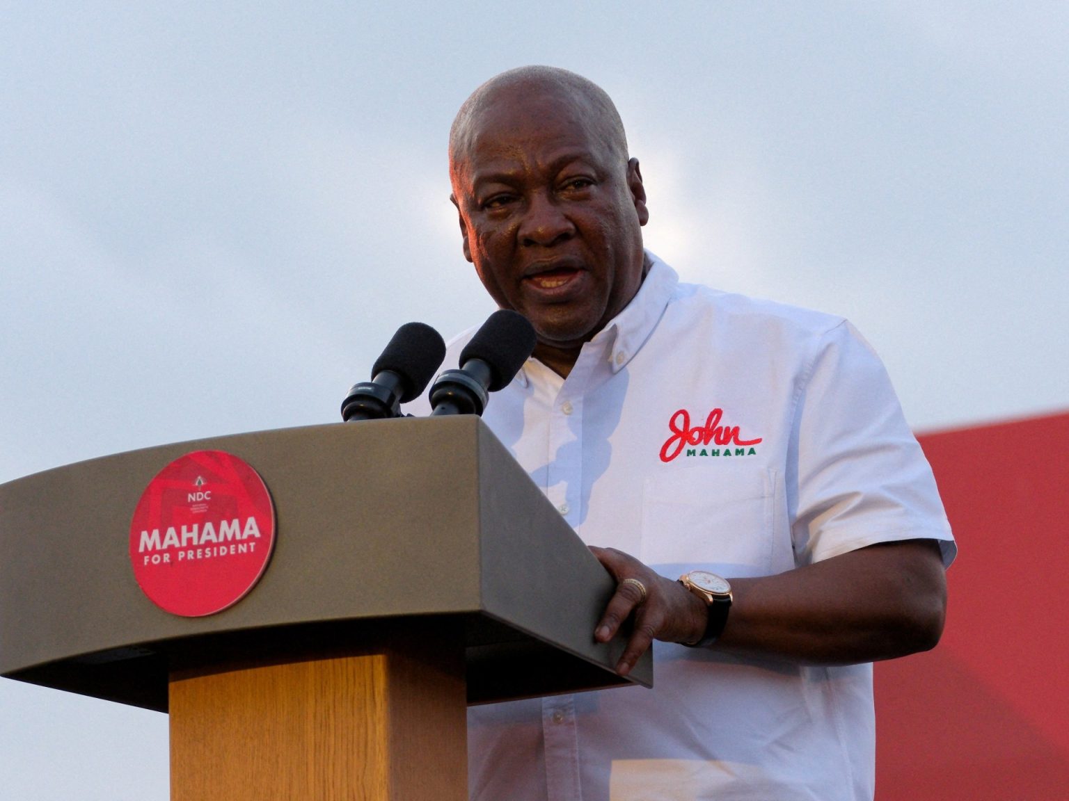 رئيس غانا يلغي بدلات الوقود للمسؤولين السياسيين في إطار سياسة تقشف