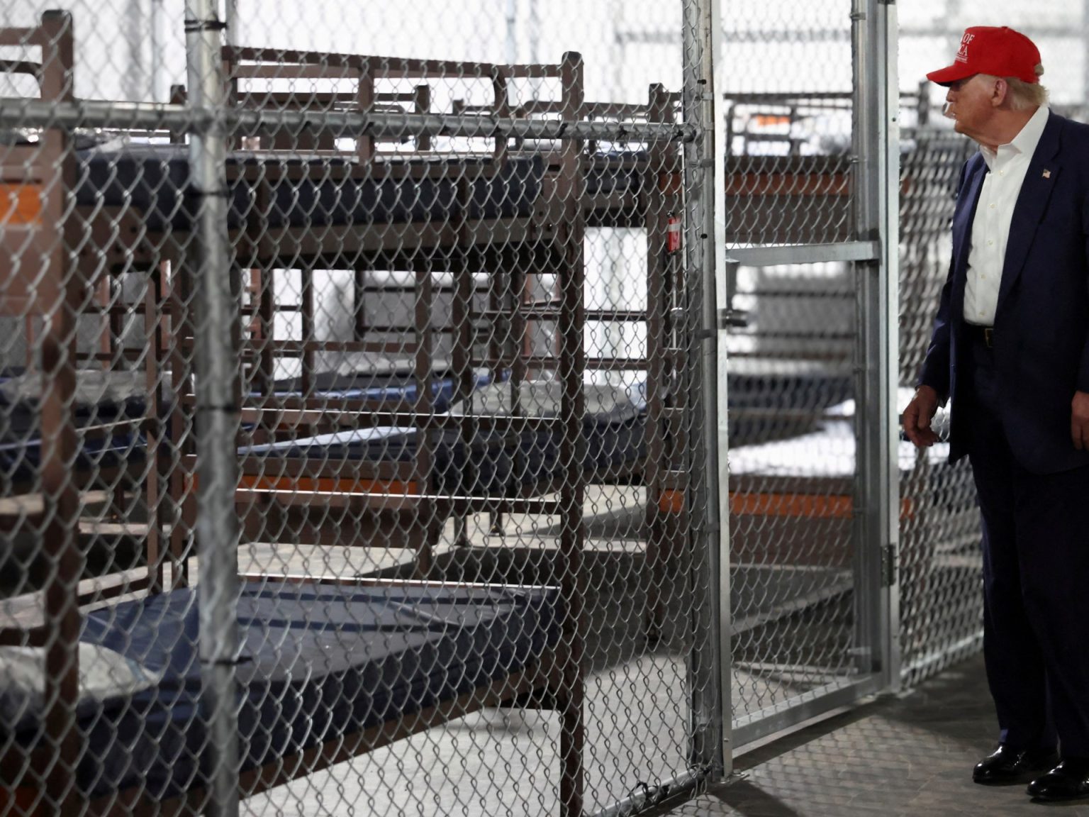 تقرير حقوقي: انتهاكات جسيمة في مراكز احتجاز المهاجرين بولاية فلوريدا الأميركية