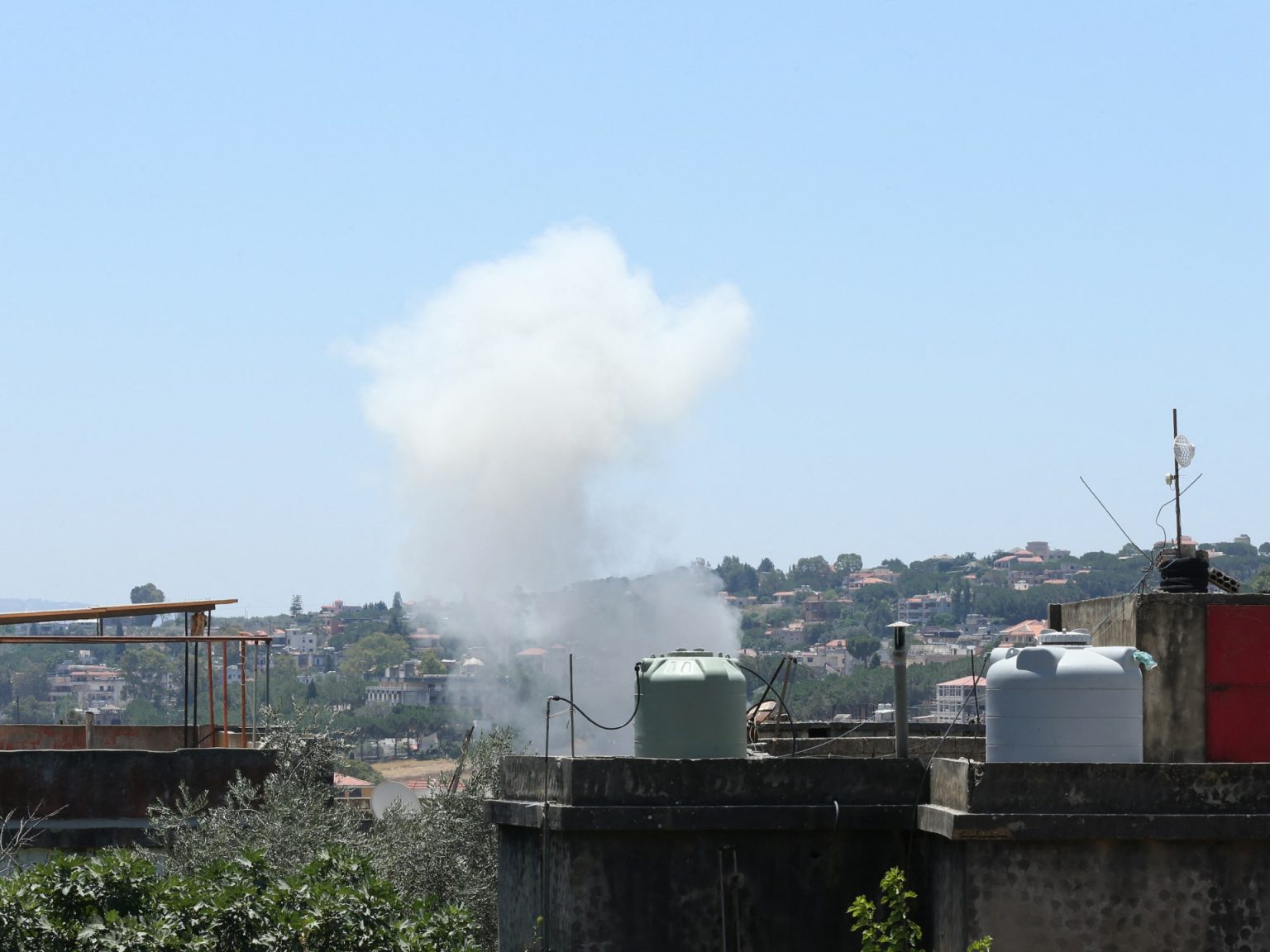 مصابان بينهما طفل في غارة إسرائيلية بالنبطية جنوبي لبنان