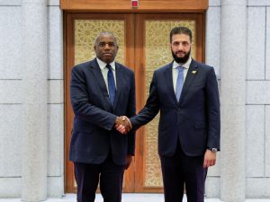بريطانيا تعيد العلاقات الدبلوماسية مع سوريا والشرع يلتقي وزير خارجيتها بدمشق