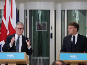 ماكرون وستارمر يدعوان لوقف الحرب على غزة وتبني حل الدولتين