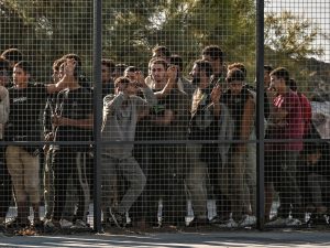 الاتحاد الأوروبي يدرس قرار اليونان تعليق طلبات اللجوء