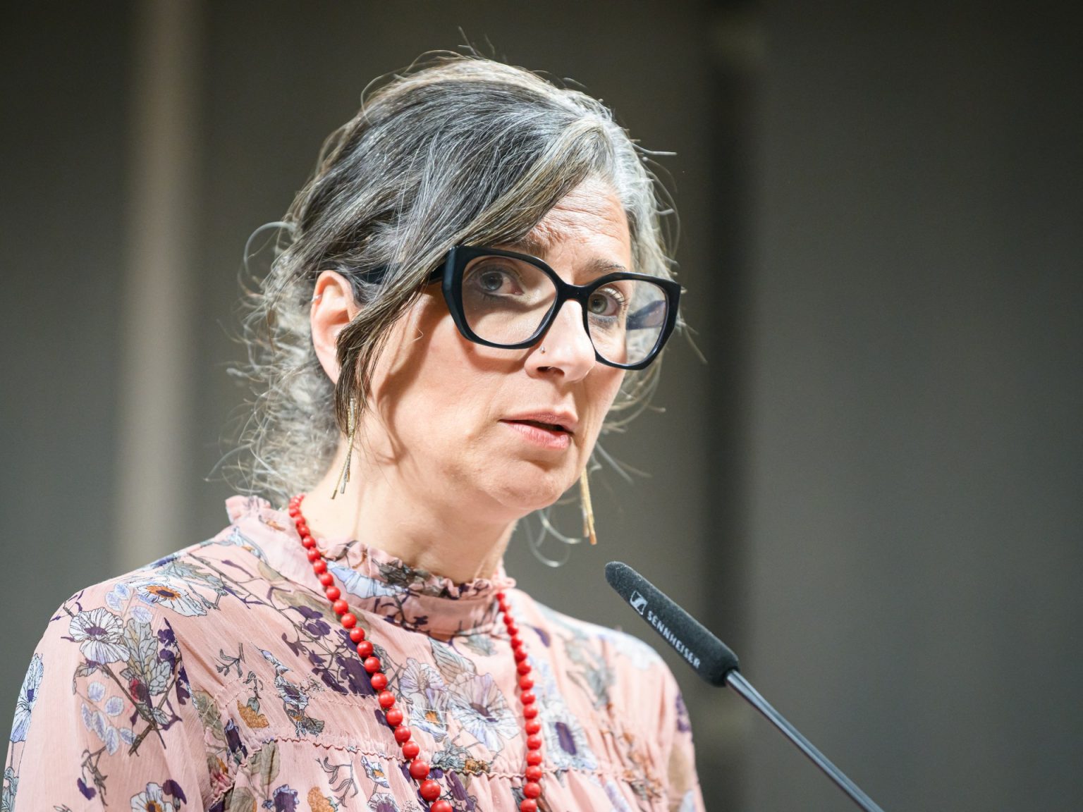 ألبانيزي تشكو العقوبات الأميركية المفروضة عليها وتصفها بالمدمرة